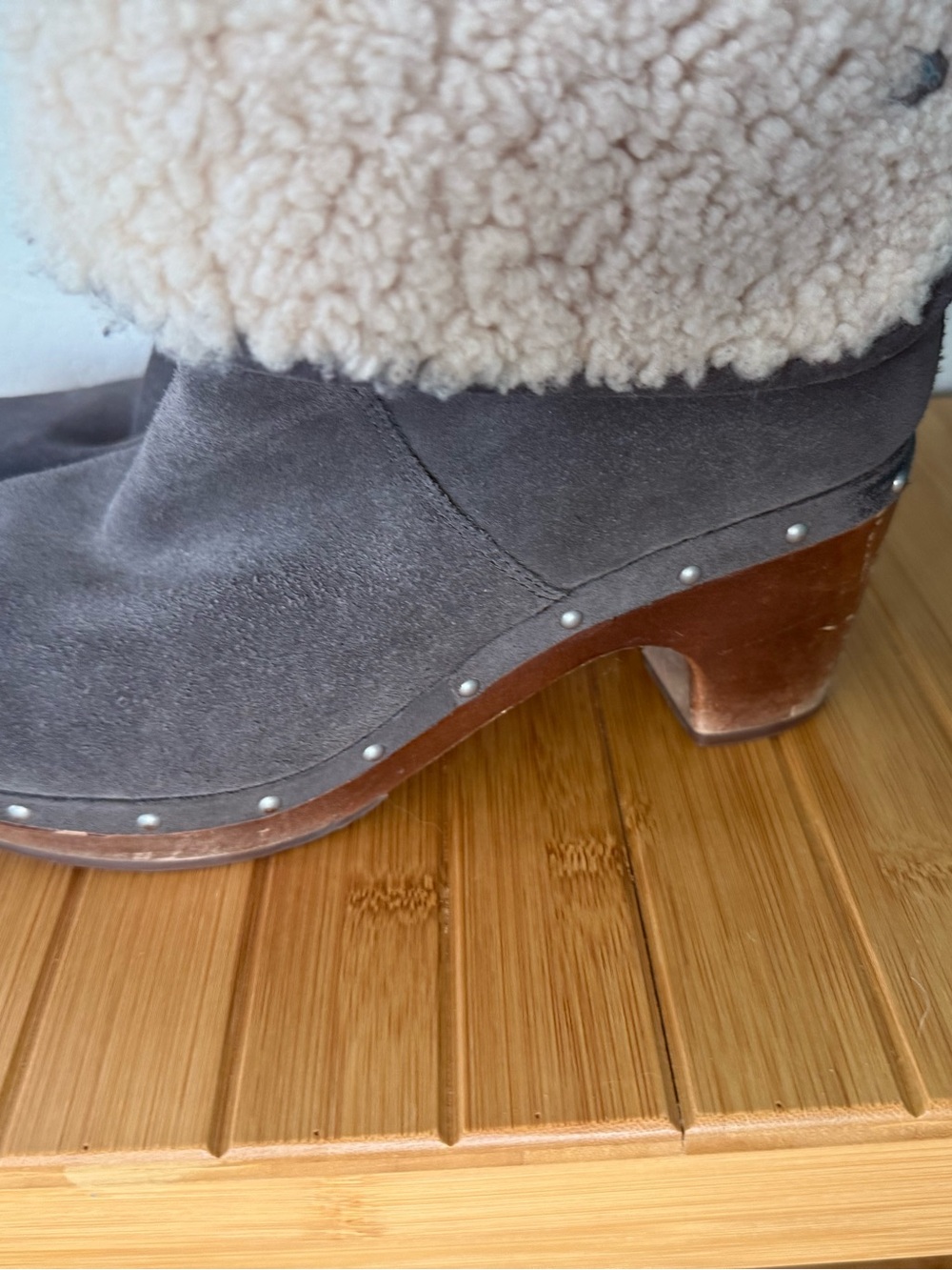 UGG LYNNEA SZ 7 Women's Gray Suede Shearling-Trim studded Clog Boot